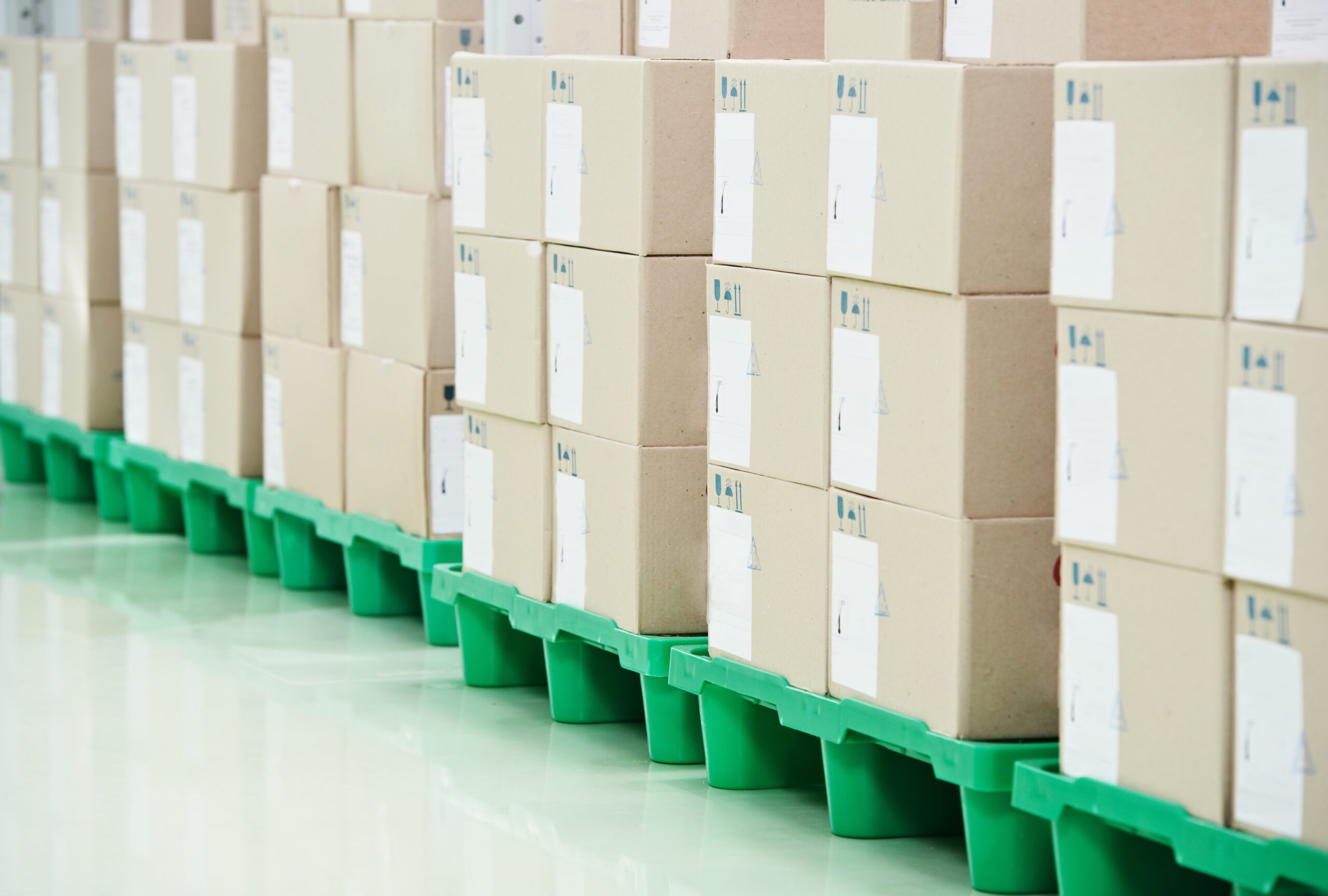 Rack,Stack,Arrangement,Of,Cardboard,Boxes,In,A,Store,Warehouse